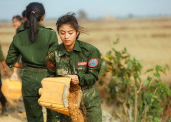 (ဓာတ်ပုံ - အာရက္ခပြည်သူ့တော်လှန်ရေးအစိုးရမှာတာဝန်ထမ်းဆောင်နေတဲ့အာရက္ခစစ်မေတဦး / AA )