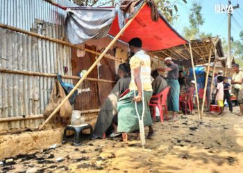 The Man is cutting hair in refugee camp