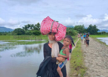 (ဓာတ်ပုံ - မောင်တောခရိုင်က စစ်ဘေးရှောင်အမျိုးသမီးတဦး / BNA)