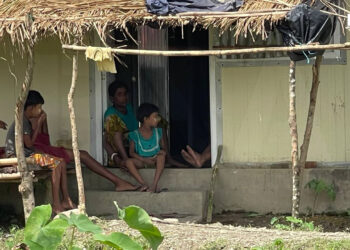 (ဓာတ်ပုံ - မောင်တောမြိုနယ်ကစစ်ဘေးရှောင်ဟိန္ဒူဘာသာဝင်တွေ / BNA)