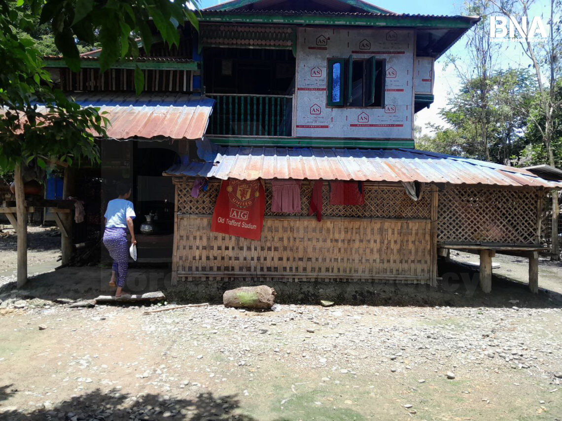 (ဓာတ်ပုံ - ပုဏ္ဏားကျွန်းမြို့နယ်၊ ဂဏန်းတောင်ကျေးရွာမှ ဖောက်ထွင်းခိုးယူခံလိုက်ရတဲ့နေအိမ် / BNA)