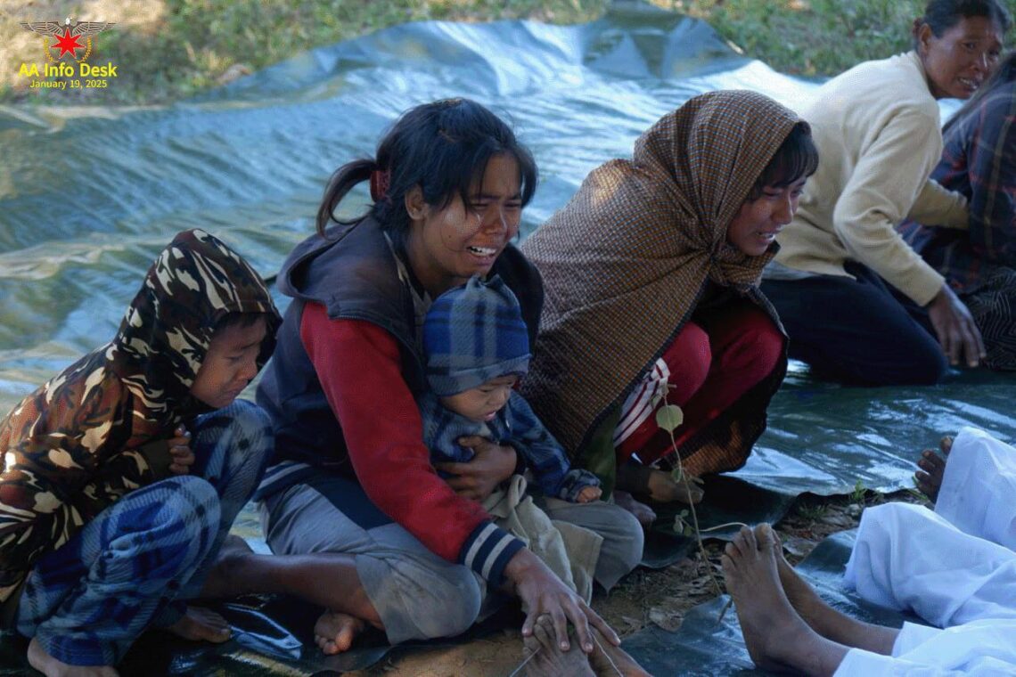 ပုံစာ - မြောက်ဦးမြို့နယ်၊ရမ်းချောင်းအနီးရှိ ပြီးခဲ့တဲ့ ဇွန်နဝါရီလ ၁၈ ရက်နေ့က စစ်သုံ့ပန်းမိသားစုဝင်တွေကို စစ်တပ်ကလေကြောင်းတိုက်ခိုက်လို့ သေဆုံးသွားသူတွေ / AA